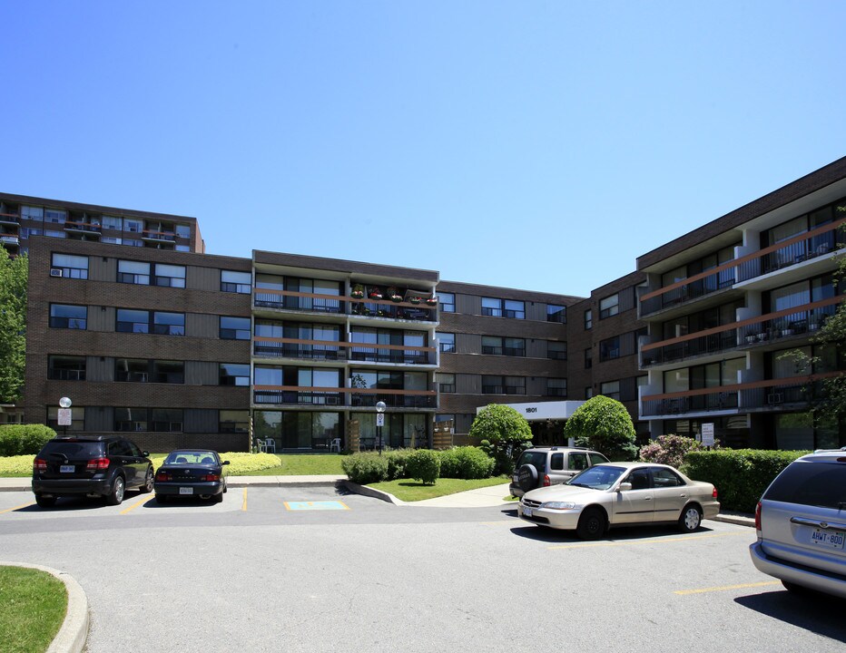 1801 O'connor Dr in Toronto, ON - Building Photo
