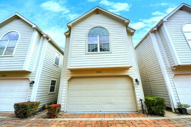 2941 Clinton Dr in Houston, TX - Building Photo - Building Photo