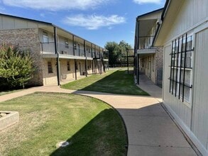 1502 NW Kingsbury Ave in Lawton, OK - Foto de edificio - Building Photo