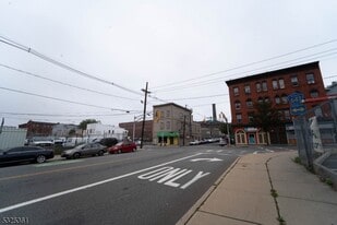 331 Straight St, Unit R11 in Paterson, NJ - Building Photo