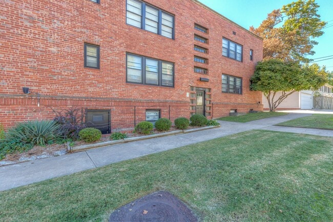 1524 E 17th St, Unit B in Tulsa, OK - Foto de edificio - Building Photo