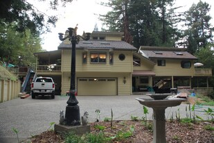 1711 Vine Hill Rd in Santa Cruz, CA - Building Photo