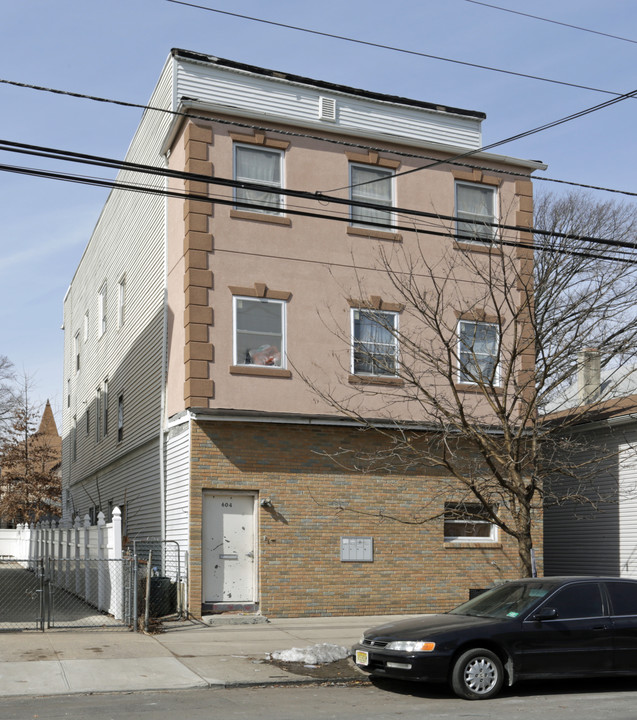 604 Monroe Ave in Elizabeth, NJ - Building Photo