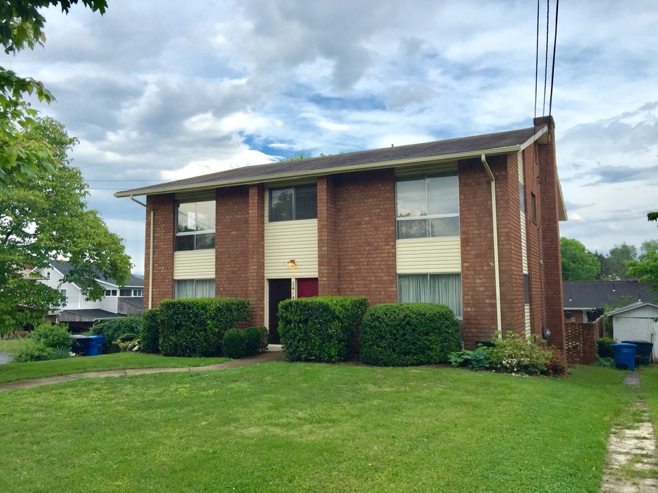 2414 Montvale Rd SW in Roanoke, VA - Building Photo