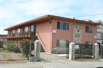 Pink's Chalet in Emeryville, CA - Building Photo - Building Photo