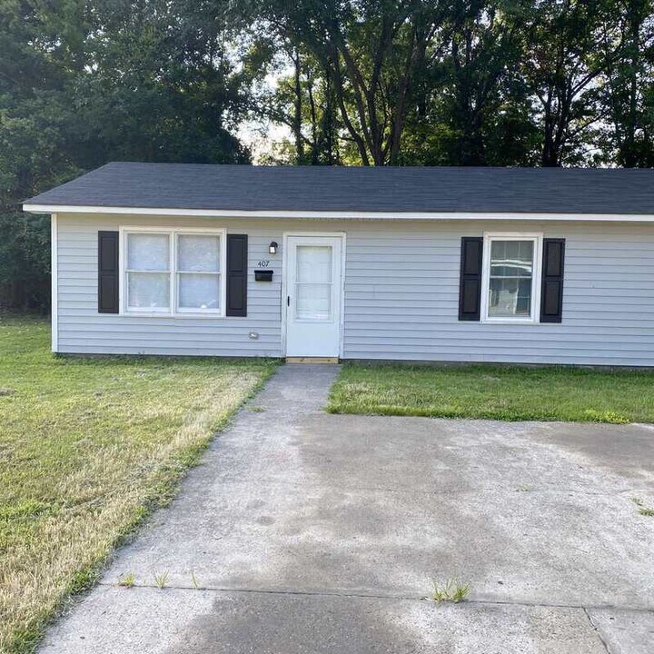 407 S Sharpe St in Selma, NC - Building Photo