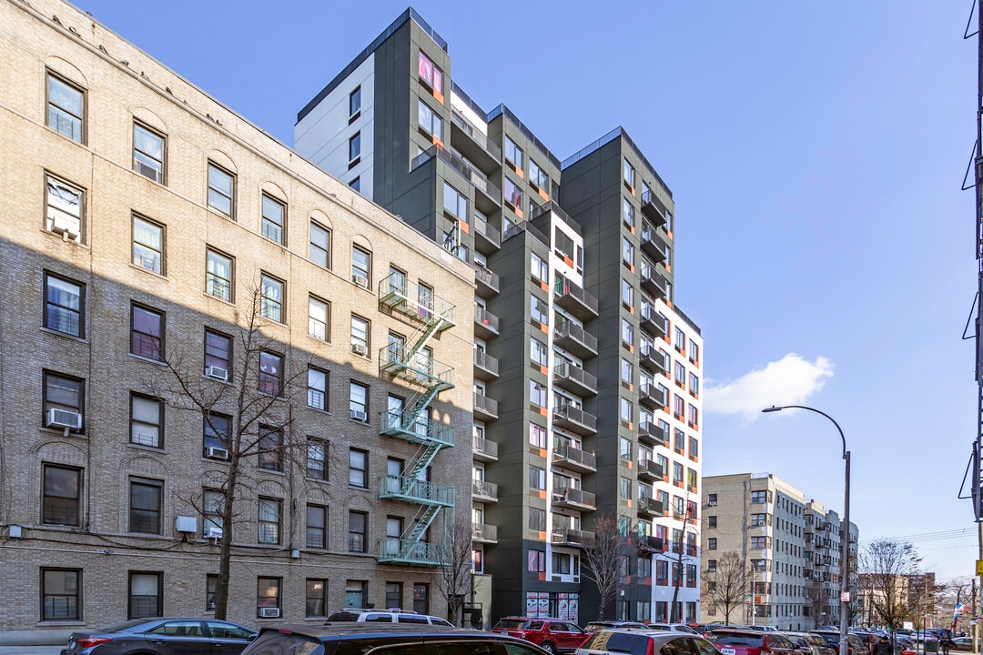 2081 Anthony Ave in Bronx, NY - Foto de edificio