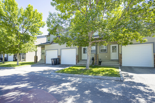 Lineham Lane in High River, AB - Building Photo - Building Photo