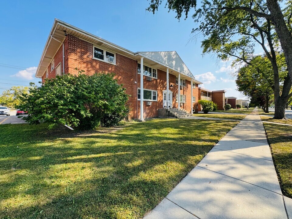 1443 Homestead Rd in La Grange Park, IL - Building Photo