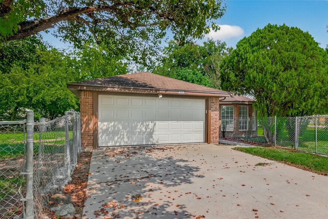 5800 E Rd in Baytown, TX - Building Photo