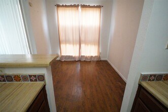 8197 Sands Point Dr in Houston, TX - Building Photo - Building Photo