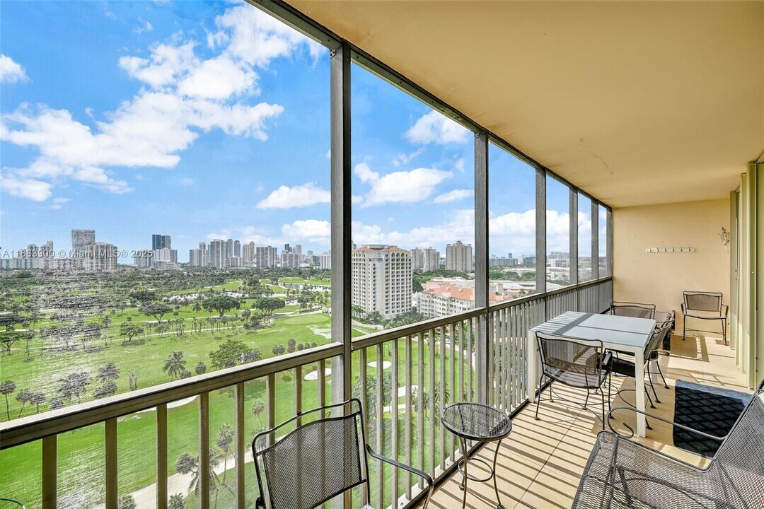 20335 W Country Club Dr, Unit 2006 in Aventura, FL - Building Photo