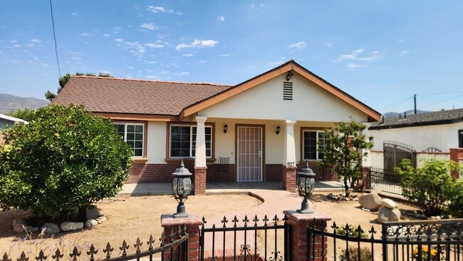 927 W 3rd St in Azusa, CA - Building Photo - Building Photo