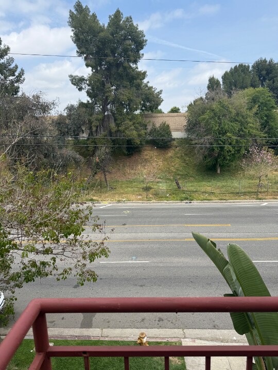 6825 Haskell Ave in Los Angeles, CA - Building Photo