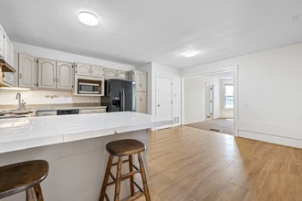 98 Linwood St in Uxbridge, MA - Foto de edificio - Building Photo