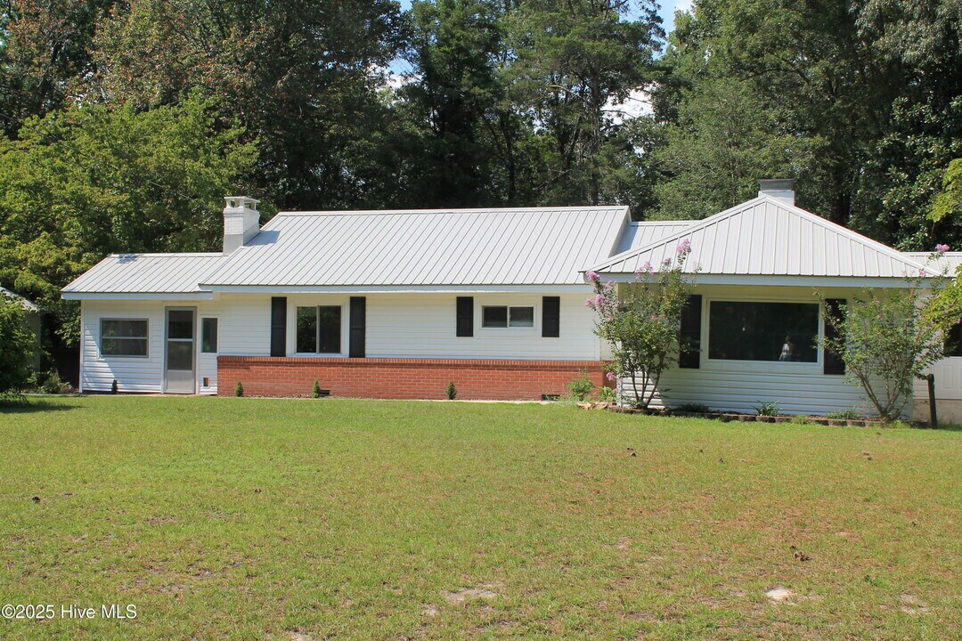 496 Holly Grove School Rd in West End, NC - Building Photo