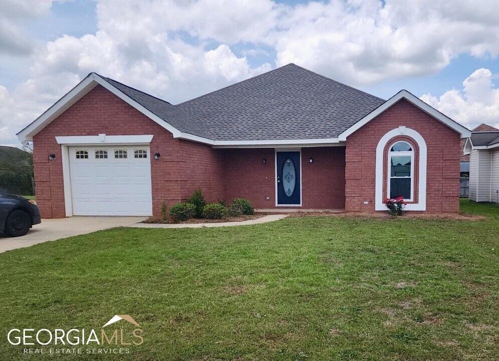 111 Alexandria Ct in Byron, GA - Foto de edificio
