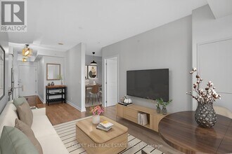 9201 Yonge St in Richmond Hill, ON - Building Photo - Building Photo