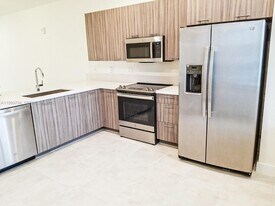 6425 NW 103rd Pl in Doral, FL - Building Photo