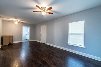 1705 Whiting Dr in Corpus Christi, TX - Foto de edificio - Building Photo
