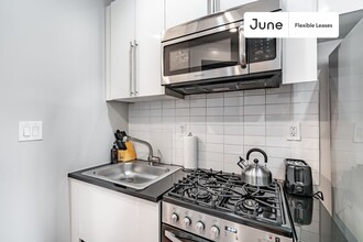 826 Ninth Ave in New York, NY - Building Photo - Building Photo
