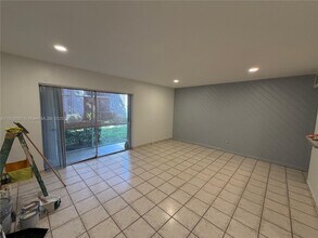 10393 N Kendall Dr in Miami, FL - Building Photo - Building Photo