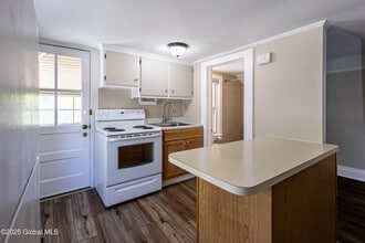182 Kingsley Rd in Burnt Hills, NY - Building Photo - Building Photo