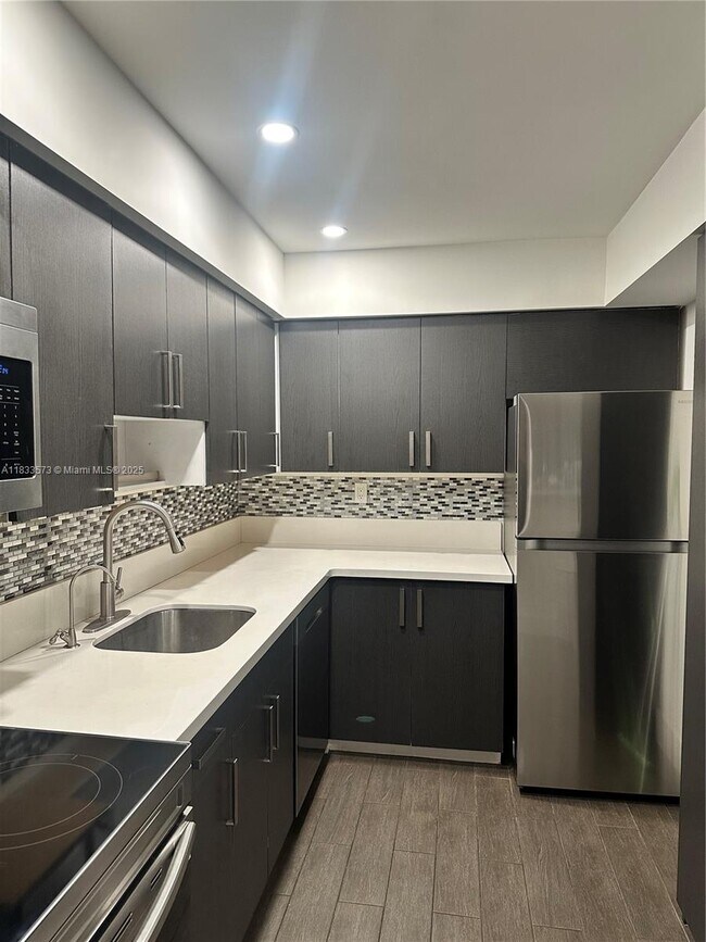 9449 SW 76th St-Unit -T5 in Miami, FL - Foto de edificio - Building Photo