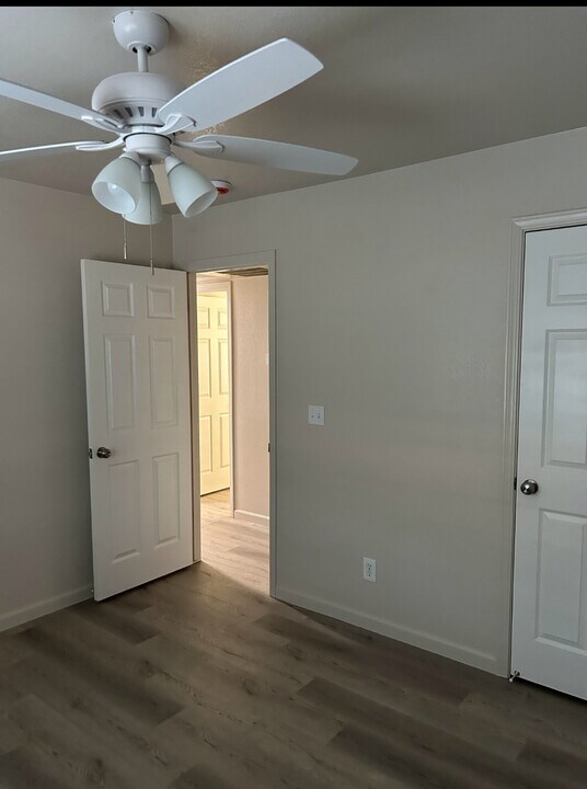 1074 S Jordan Way in Hanford, CA - Building Photo