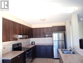 136 Piazza Cir in Ottawa, ON - Building Photo - Building Photo