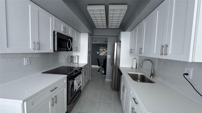 18071 Biscayne Blvd in Aventura, FL - Foto de edificio - Building Photo