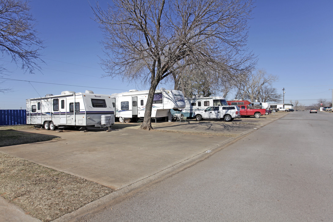 Skyline Community in Oklahoma City, OK - Building Photo