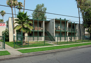 Palm Garden Apartments in Fresno, CA - Building Photo - Building Photo