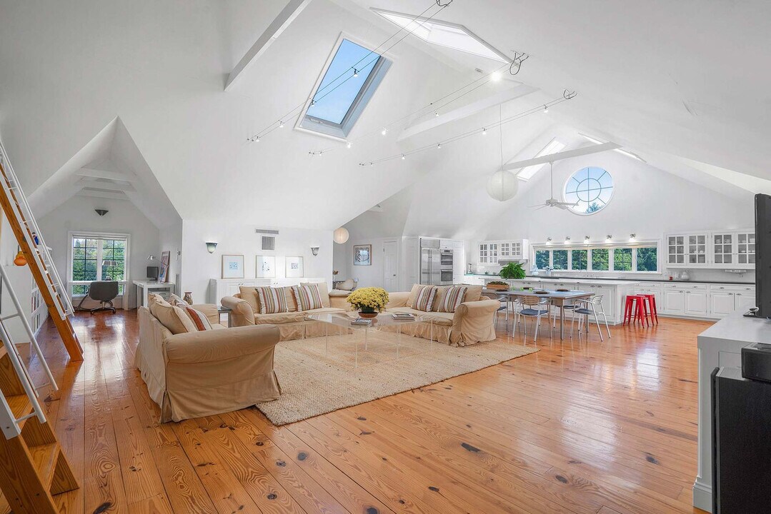 7470 Sound Ave in Mattituck, NY - Building Photo