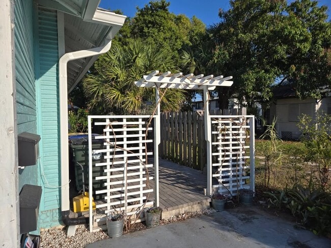 410 N Federal Hwy, Unit 2 in Lake Worth, FL - Building Photo - Building Photo