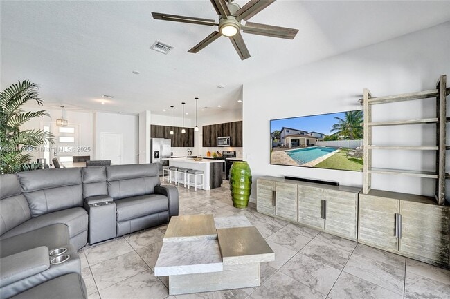 4947 Whispering Way in Fort Lauderdale, FL - Building Photo - Building Photo