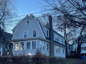 541 School St, Unit 2 in Belmont, MA - Foto de edificio - Building Photo