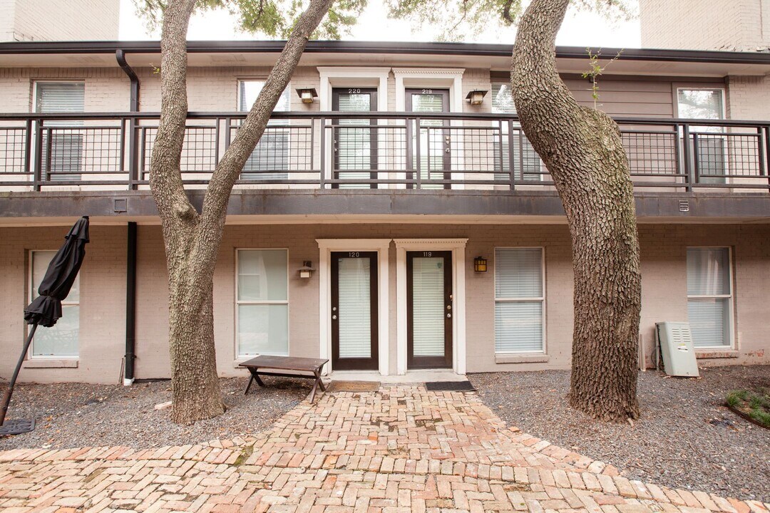 7734 Meadow Rd in Dallas, TX - Building Photo