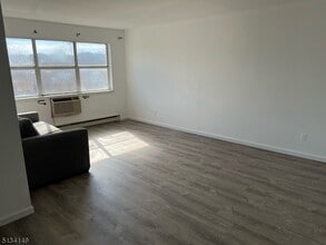 100 Pierson Miller Dr in Pompton Lakes, NJ - Building Photo - Building Photo