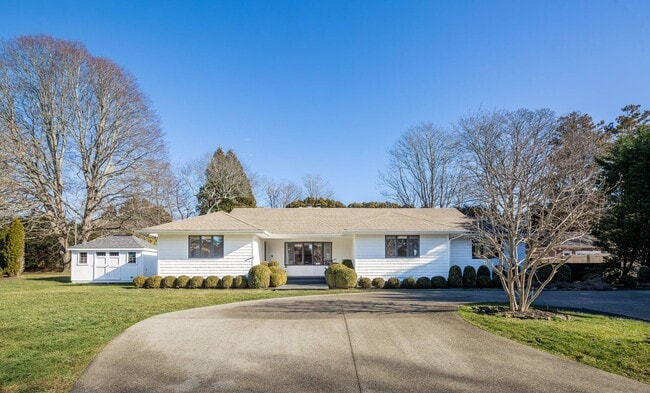 91 Pantigo Rd in East Hampton, NY - Building Photo - Building Photo