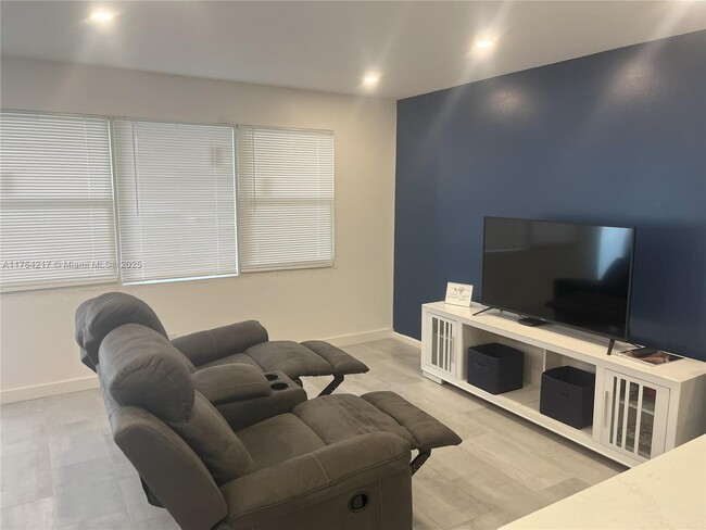 2036 Harwood D in Deerfield Beach, FL - Building Photo - Building Photo