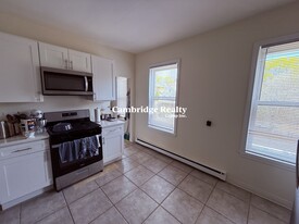 25 Granite St, Unit 3R in Somerville, MA - Building Photo