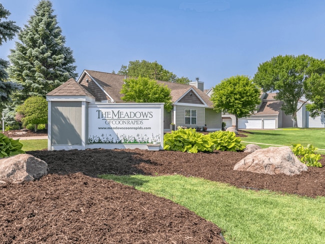 The Meadows of Coon Rapids in Coon Rapids, MN - Foto de edificio - Building Photo