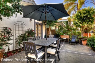 313 E Bay Ave in Newport Beach, CA - Foto de edificio - Building Photo