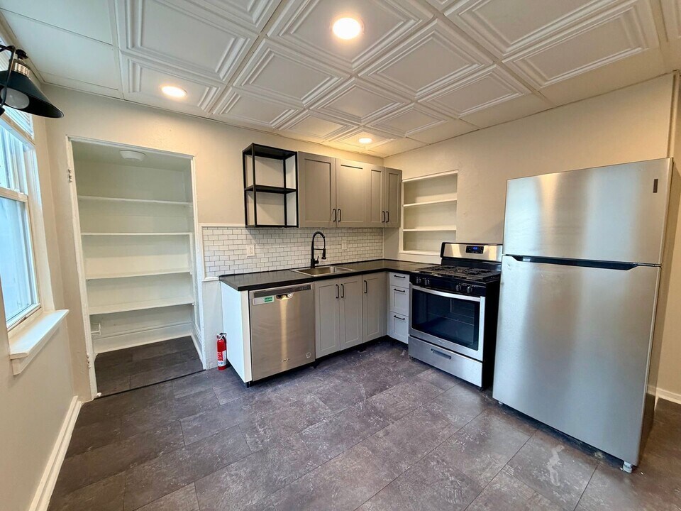 1644 Westmont Ave in Pittsburgh, PA - Building Photo