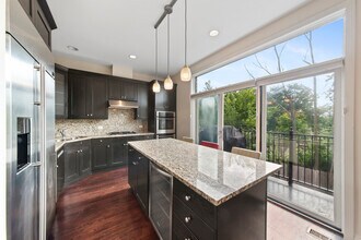 2632 N Hartland Ct in Chicago, IL - Building Photo - Building Photo