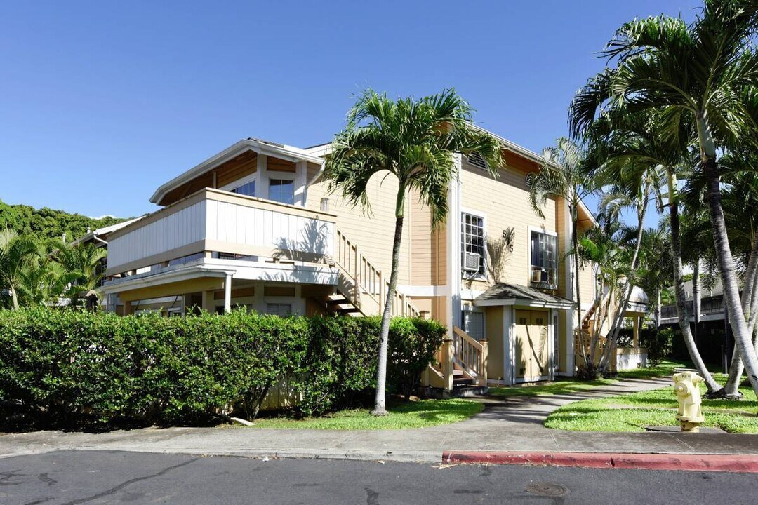 585 Mananai Pl in Honolulu, HI - Building Photo