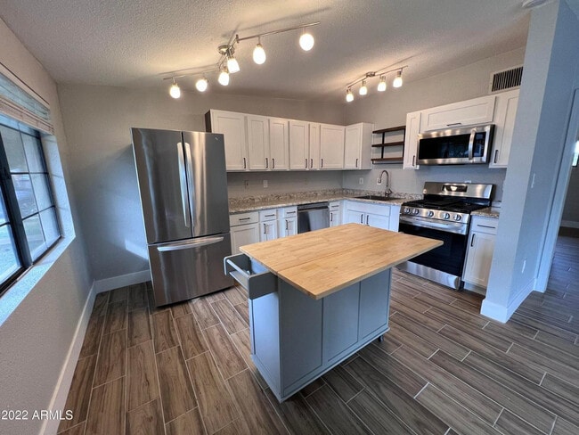 property at 1405 S Farmer Ave