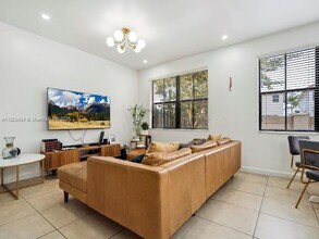 7042 NW 103rd Path in Doral, FL - Building Photo - Building Photo