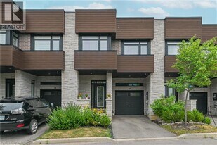 35 Midhurst Heights in Hamilton, ON - Building Photo